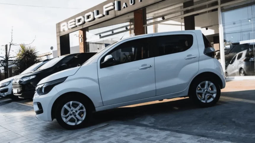 Foto De Um Fiat Mobi E Outros Veículos Em Frente A Uma Concessionária - Crédito Editorial: Martin Pastene / Shutterstock.com