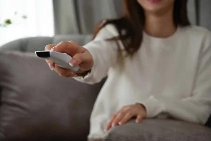 Mulher Assistindo Televisão (Imagem: Pranithan Chorruangsak/Istock)