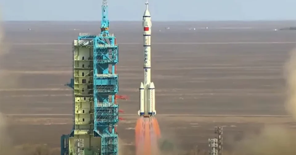 Um Foguete Long March-2F Lançou A Tripulação Da Missão Shenzhou 20 Ao Espaço Em 24 De Abril De 2025. Crédito: China Central Television (Cctv)