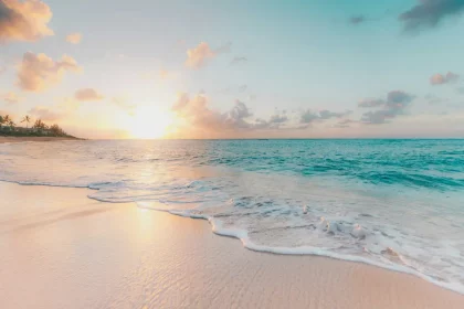 Praia Numa Região Litorânea (Reprodução: Sean Oulashin/Unsplash)