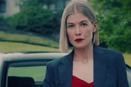 Rosamund Pike No Filme &Quot;Eu Me Importo&Quot; Da Netflix (Divulgação/Netflix)