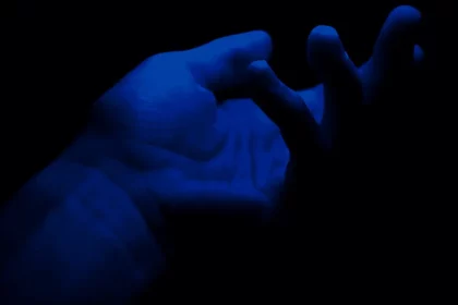 Argiria É Uma Doença Que Deixa A Pele Azul (Reprodução: @Unsnach/Unsplash)