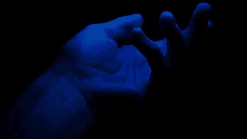 Argiria É Uma Doença Que Deixa A Pele Azul (Reprodução: @Unsnach/Unsplash)
