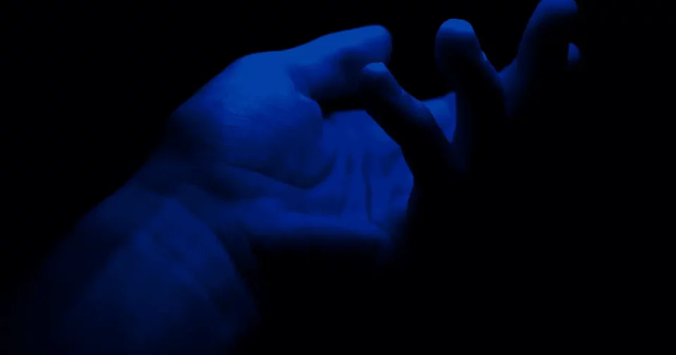 Argiria É Uma Doença Que Deixa A Pele Azul (Reprodução: @Unsnach/Unsplash)