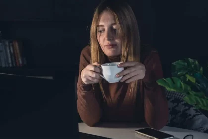 Tomar Café À Noite É Mesmo Ruim E Interfere No Sono? (Imagem: Pvproductions/Freepik)
