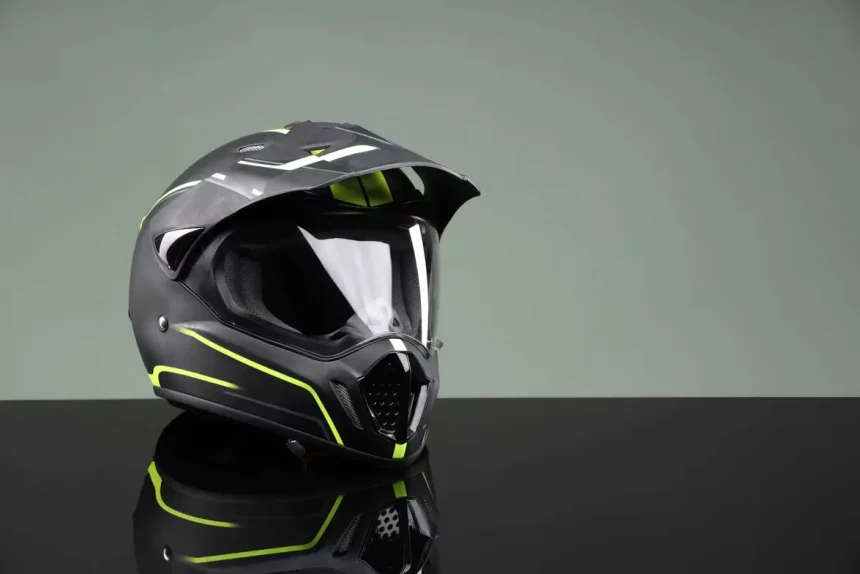Ao Trocar O Capacete De Moto, Escolha Um Modelo Adequado E Seguro (Imagem: New Africa / Shutterstock)
