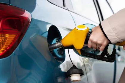 Frentista Abastecendo Um Carro Com Gasolina Pela Bomba De Combustível (Reprodução: Svetlaya_Strana_Omsk)