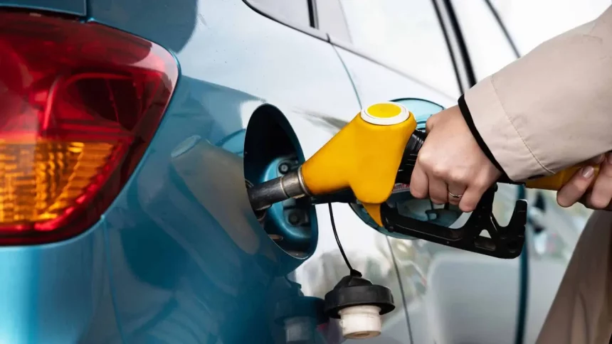 Frentista Abastecendo Um Carro Com Gasolina Pela Bomba De Combustível (Reprodução: Svetlaya_Strana_Omsk)