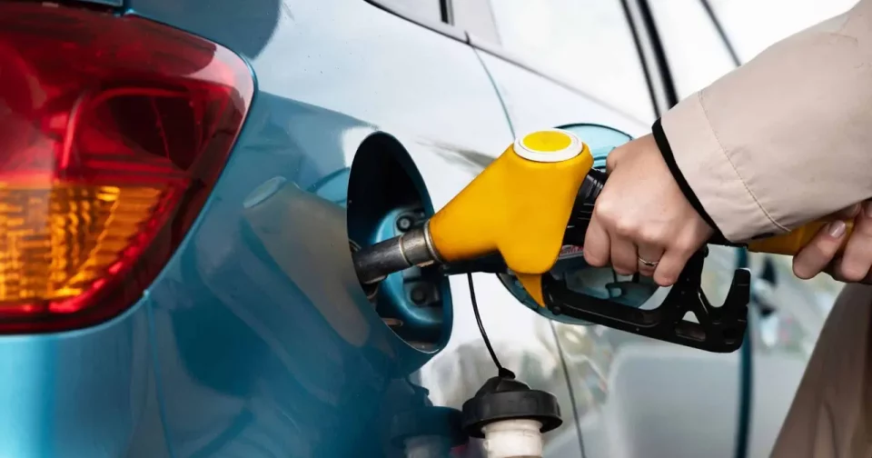 Frentista Abastecendo Um Carro Com Gasolina Pela Bomba De Combustível (Reprodução: Svetlaya_Strana_Omsk)