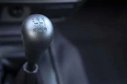 Câmbio Manual De Um Carro A Combustível / Crédito: Himchenko.e (Shutterstock/Reprodução)