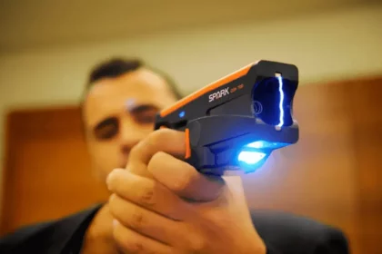 Homem Segurando Arma De Choque (Imagem: Spark/Divulgação)