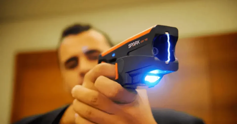 Homem Segurando Arma De Choque (Imagem: Spark/Divulgação)
