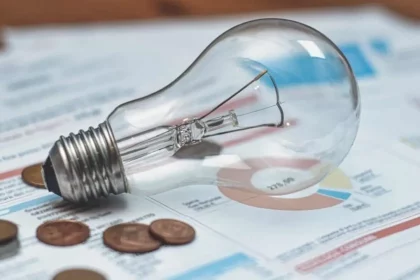 Conta De Luz Em Cima Da Mesa (Reprodução: @Renata Photography/Shutterstock)