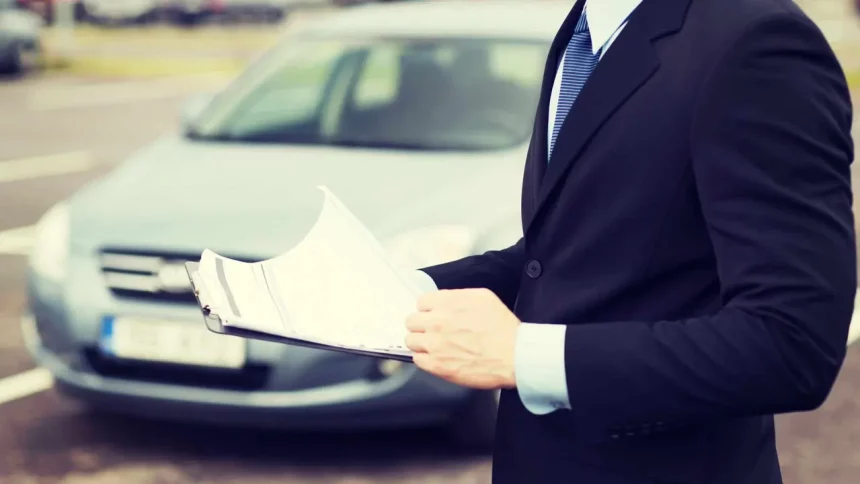 Ao Comprar Um Carro Usado É Preciso Verificar Os Termos Da Garantia Oferecida, Analisando Se Há Limitações Abusivas, Como Cobertura Restrita Apenas Ao Motor E Caixa/Shutterstock_Ground Picture