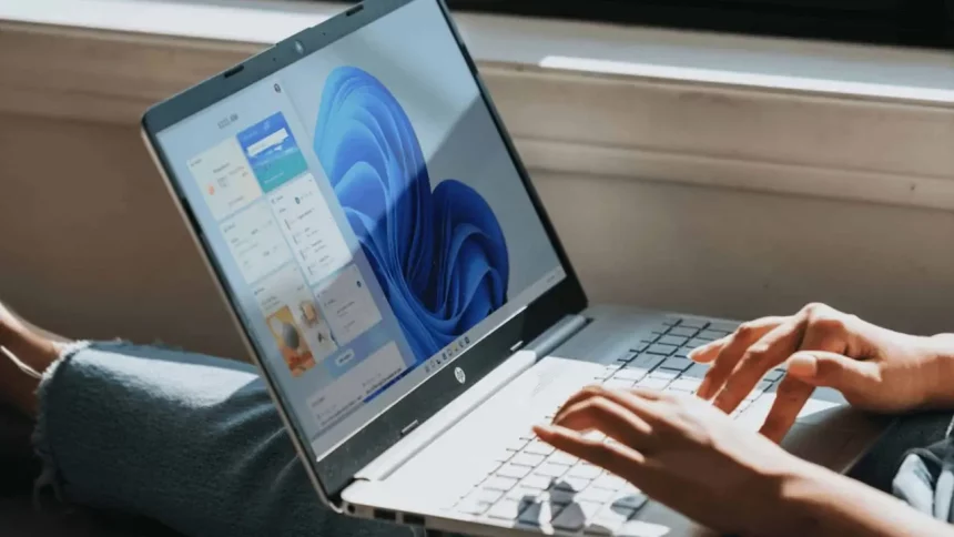 Usuário Utilizando Windows 11 Em Um Pc (Imagem: Windows/Unsplash)
