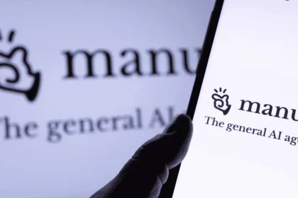 Pessoa Utilizando O Aplicativo Manus No Celular - Imagem: Qinqie99/Shutterstock