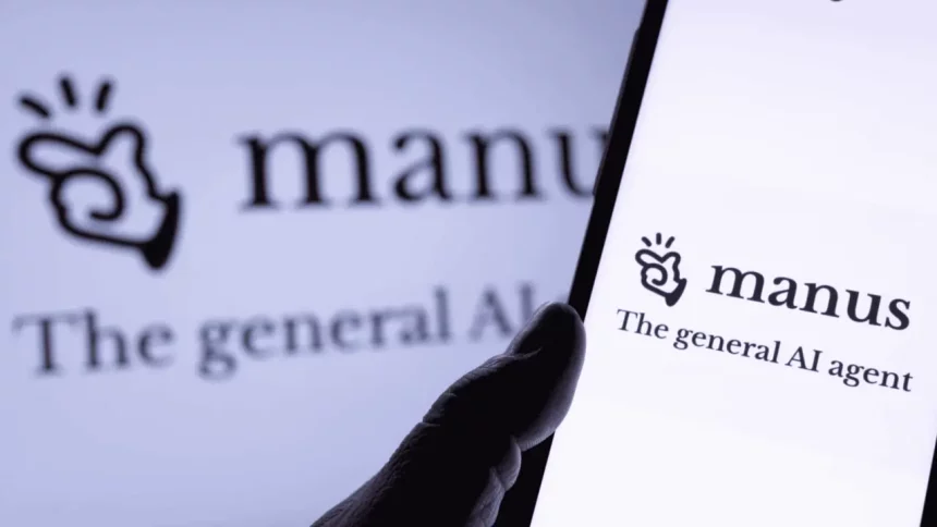 Pessoa Utilizando O Aplicativo Manus No Celular - Imagem: Qinqie99/Shutterstock