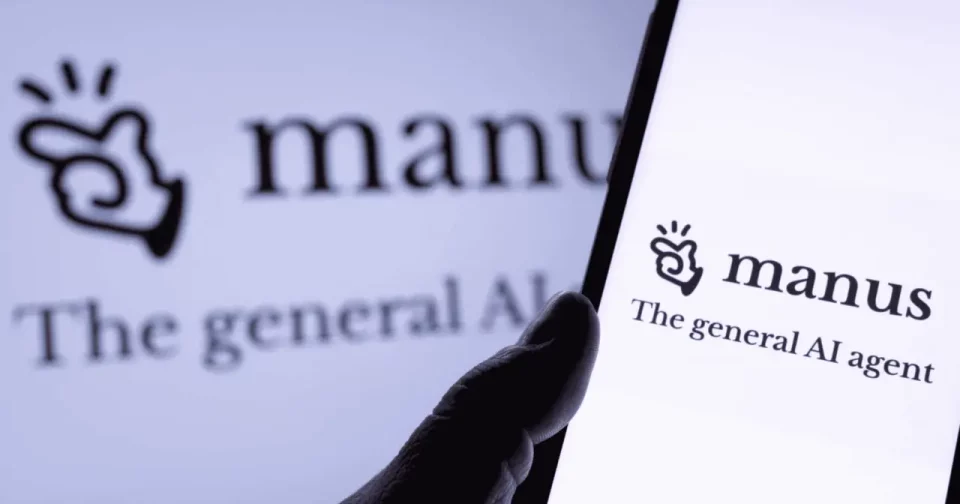 Pessoa Utilizando O Aplicativo Manus No Celular - Imagem: Qinqie99/Shutterstock