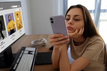 Mulher Desconfiada De Anúncios Online (Imagem: Pheelings Media / Istock)