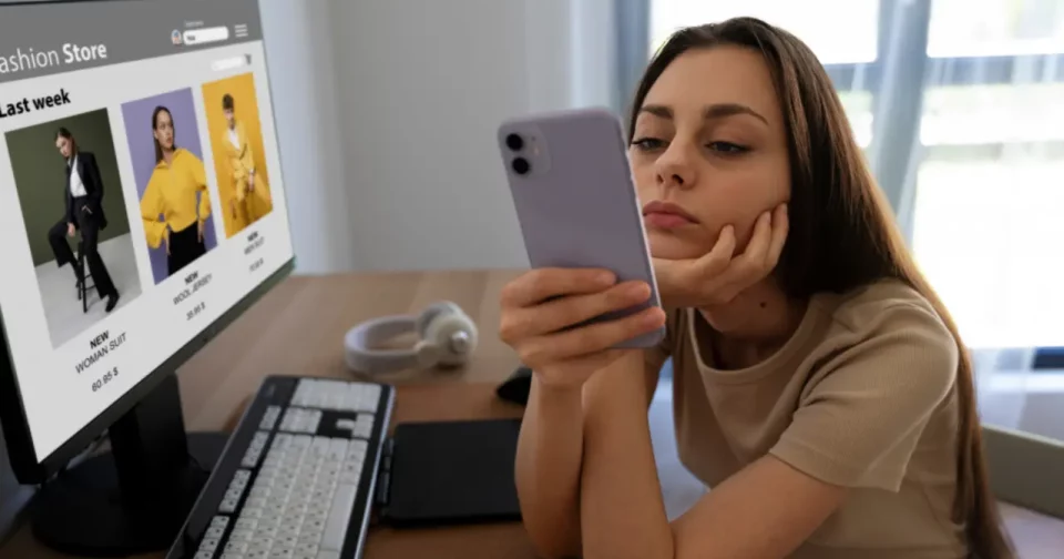 Mulher Desconfiada De Anúncios Online (Imagem: Pheelings Media / Istock)