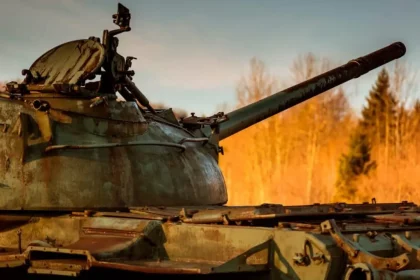Tanques De Guerra Em Movimento - Crédito Editorial: Karolis Kavolelis / Shutterstock.com