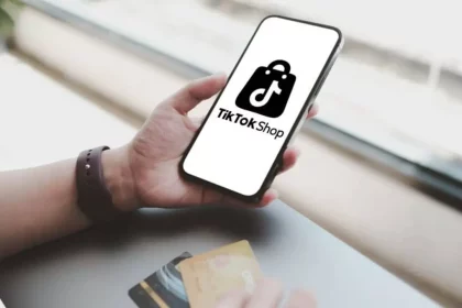 Ilustração Com Um Celular Abrindo O Aplicativo Do Tiktok Dentro De Um Carrinho De Supermercado, Uma Alusão Ao Tiktok Shop - Crédito Editorial: Ascannio / Shutterstock.com