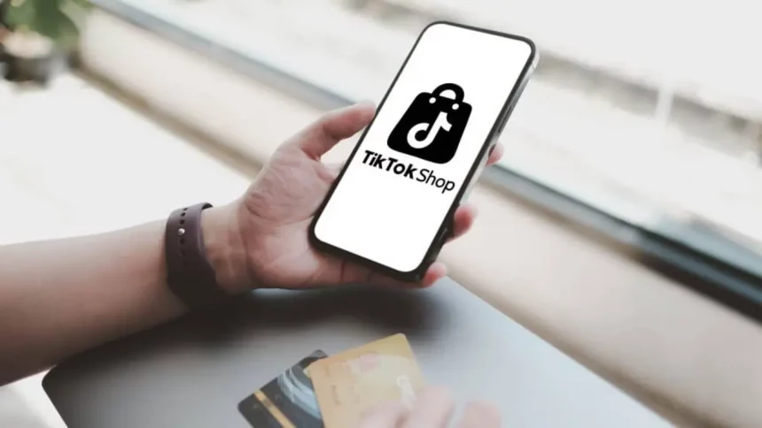 Ilustração Com Um Celular Abrindo O Aplicativo Do Tiktok Dentro De Um Carrinho De Supermercado, Uma Alusão Ao Tiktok Shop - Crédito Editorial: Ascannio / Shutterstock.com