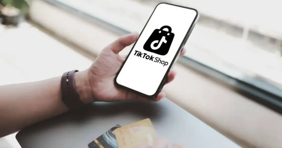 Ilustração Com Um Celular Abrindo O Aplicativo Do Tiktok Dentro De Um Carrinho De Supermercado, Uma Alusão Ao Tiktok Shop - Crédito Editorial: Ascannio / Shutterstock.com