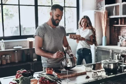 Jovem Asiática Tirando Selfie Com Um Prato De Comida. / Crédito: Metamorworks (Shutterstock)
