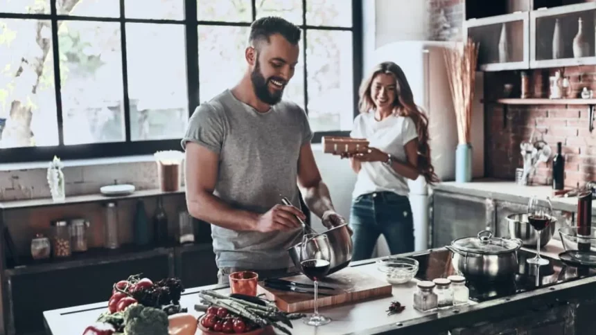 Jovem Asiática Tirando Selfie Com Um Prato De Comida. / Crédito: Metamorworks (Shutterstock)