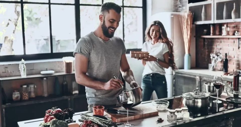 Jovem Asiática Tirando Selfie Com Um Prato De Comida. / Crédito: Metamorworks (Shutterstock)