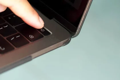 Pessoa Derramando, Acidentalmente, Água No Teclado Do Notebook - Imagem: Aleks333/Shutterstock