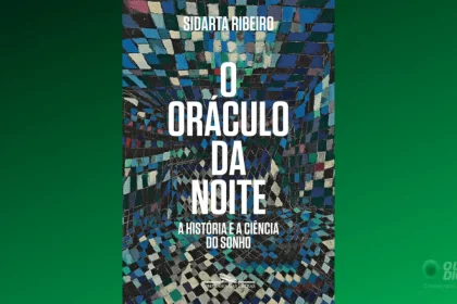 Foto De Um Kindle E Vários Livros No Fundo - Imagem: Matthew Nichols1/Shutterstock.