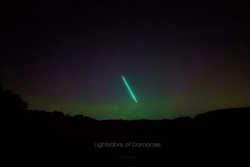 Representação Artística Elaborada Com Inteligência Artificial Mostra Um Meteoro Bola De Fogo Explodindo Em Um Céu Colorido Pela Aurora Boreal. Crédito: Flavia Correia Via Dall-E/Olhar Digital