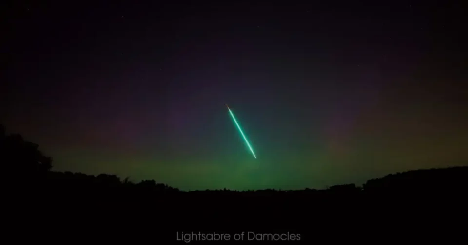 Representação Artística Elaborada Com Inteligência Artificial Mostra Um Meteoro Bola De Fogo Explodindo Em Um Céu Colorido Pela Aurora Boreal. Crédito: Flavia Correia Via Dall-E/Olhar Digital