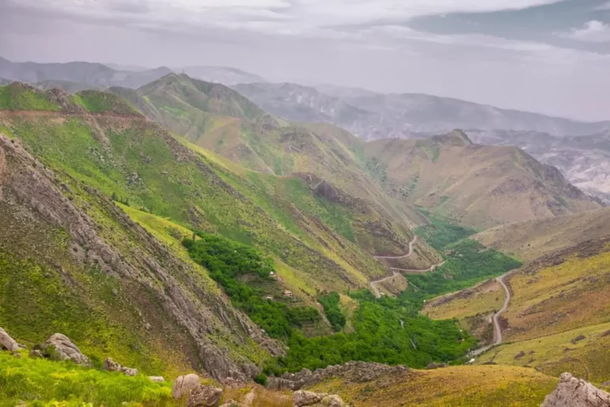 Um Encontro Ancestral Em Terras Montanhosas Pode Ter Mudado Os Rumos Da Humanidade (Imagem: Rafael Magalhães Via Dall-E/Olhar Digital)