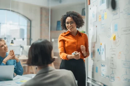 Mulher Realizando Brainstorming - Imagem: Gorodenkoff/Shutterstock