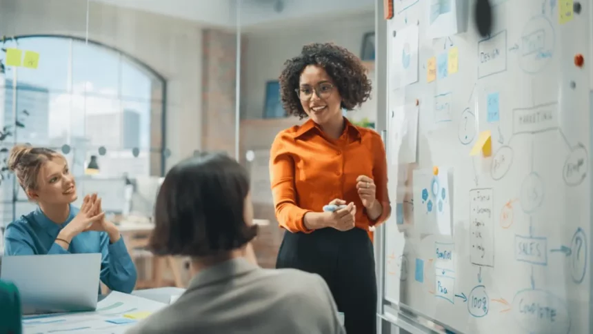 Mulher Realizando Brainstorming - Imagem: Gorodenkoff/Shutterstock