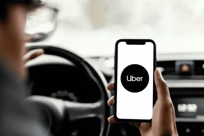 Motorista De Uber Segurando Um Celular - Imagem: @Freepik/Freepik