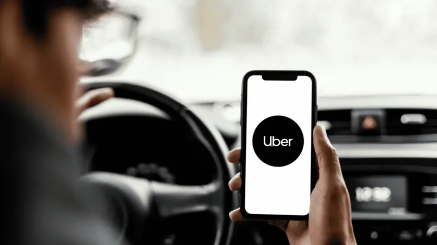 Motorista De Uber Segurando Um Celular - Imagem: @Freepik/Freepik