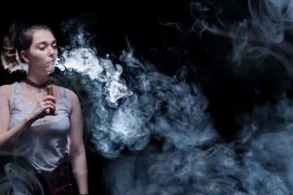 Mulher Exala Fumaça Do Vape/Shutterstock/Fotogrin
