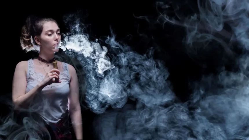 Mulher Exala Fumaça Do Vape/Shutterstock/Fotogrin