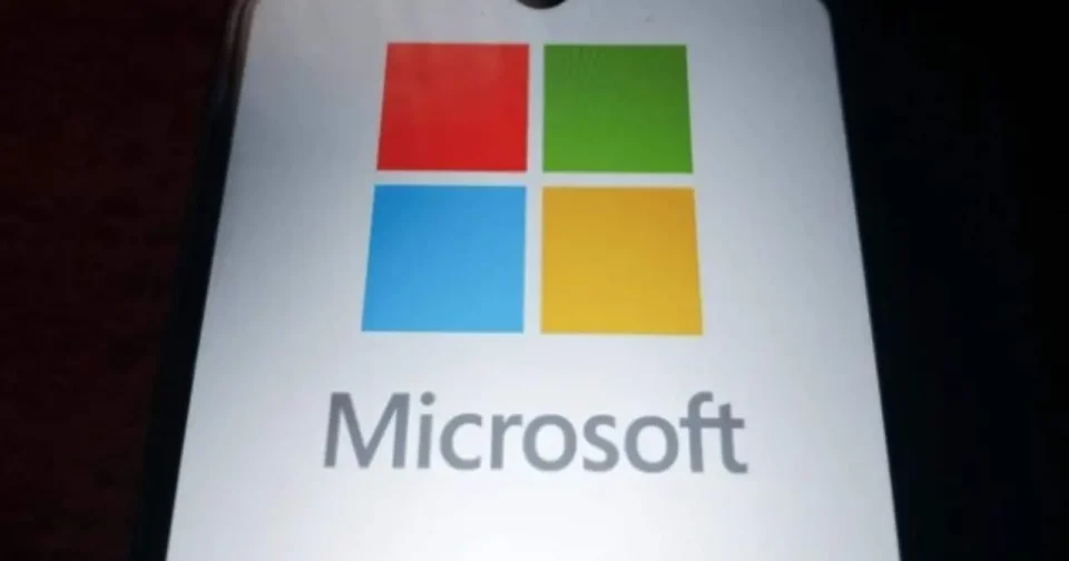 Como Deslogar Conta Microsoft De Outros Dispositivos? (Imagem: Faqih Al Kautsar/Shutterstock)