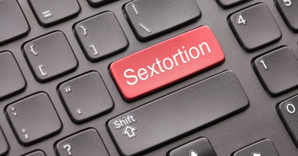 Montagem Em Um Teclado Com A Expressão &Quot;Sextortion&Quot; - Imagem: Luce Morin/Shutterstock