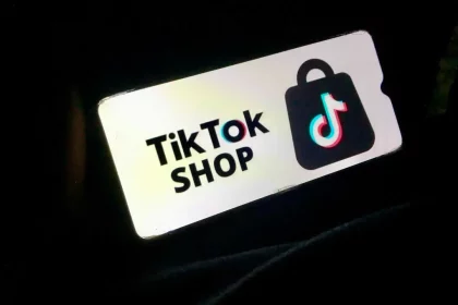 O Tiktok Shop Permite Aos Usuários Comprar Produtos Diretamente Por Meio De Vídeos, Transmissões Ao Vivo E Perfis De Marcas E Criadores De Conteúdo/Shutterstock_Kumalala