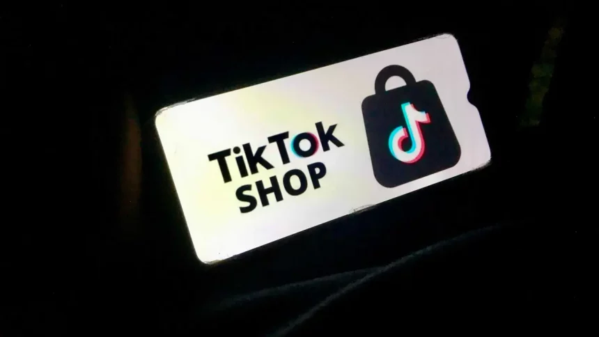 O Tiktok Shop Permite Aos Usuários Comprar Produtos Diretamente Por Meio De Vídeos, Transmissões Ao Vivo E Perfis De Marcas E Criadores De Conteúdo/Shutterstock_Kumalala