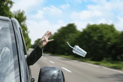Pessoa Jogando Lixo Para Fora Do Carro - Imagem: New Africa/Shutterstock