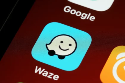 Aplicativo Waze (Reprodução: Brett Jordan/Unsplash)
