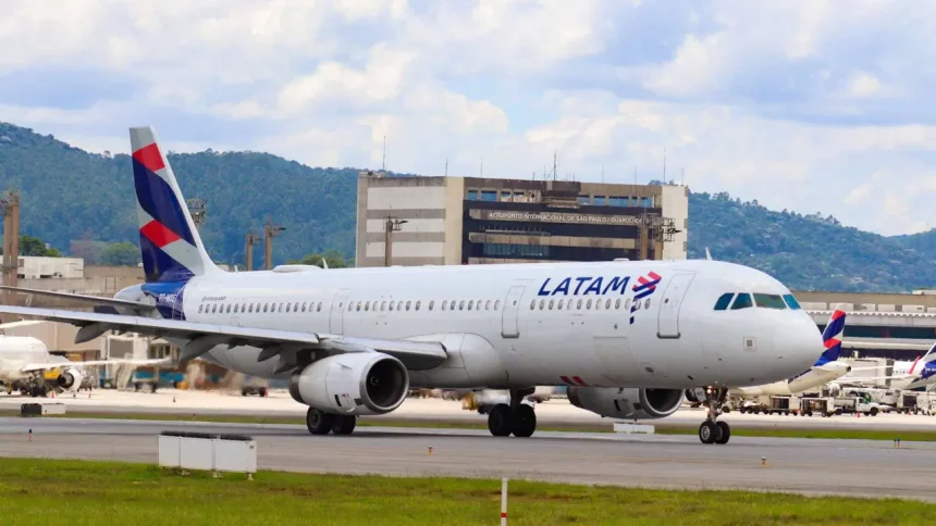 Aeronave Da Latam Airlines Se Aproxima Para Pouso No Aeroporto Internacional De Guarulhos / Crédito: Rafaelnlins (Shutterstock/Reprodução)