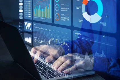 Analista Trabalhando Com Relatório Financeiro E Painel De Análise De Negócios Em Laptop Para Examinar Dados Financeiros Com Kpis E Métricas. / Crédito: Nicoelnino (Shutterstock)